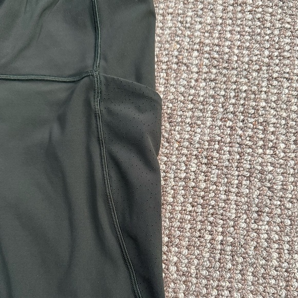 Lululemon Women’s Green Cropped Leggings - size 8 - Picture 4 of 12